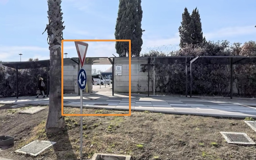 Panneau Pintour Naples Airport, à l'endroit où stationne le bus Curreri à l'aéroport de Naples