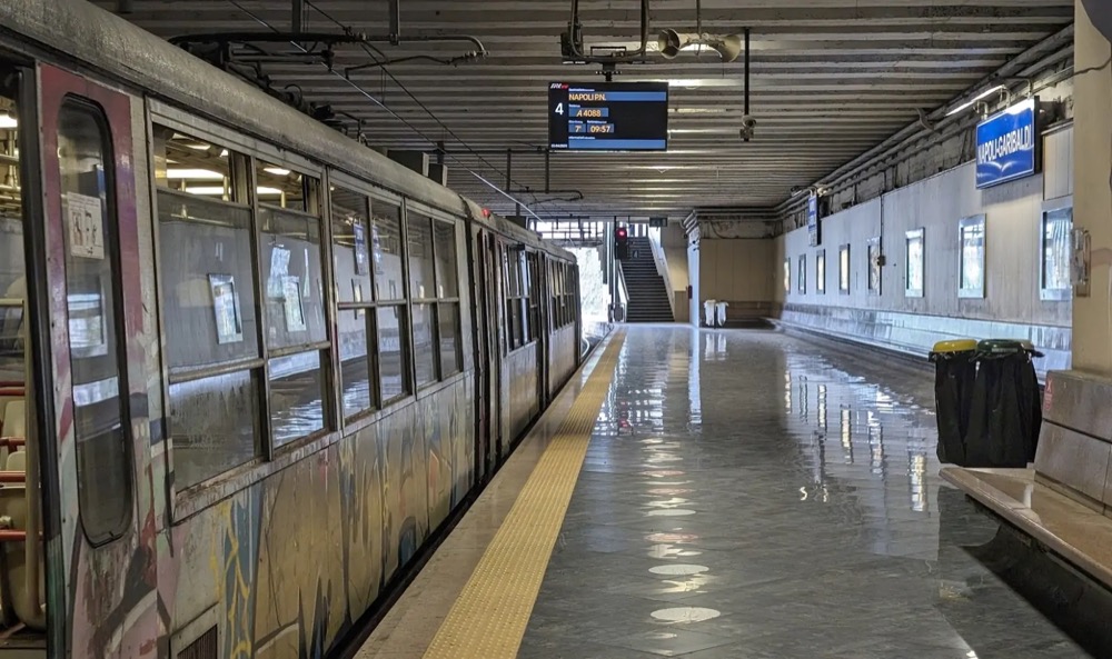 Quai de la Circumvesuviana au niveau -1 de la gare Napoli Garibaldi, direction Sorrento